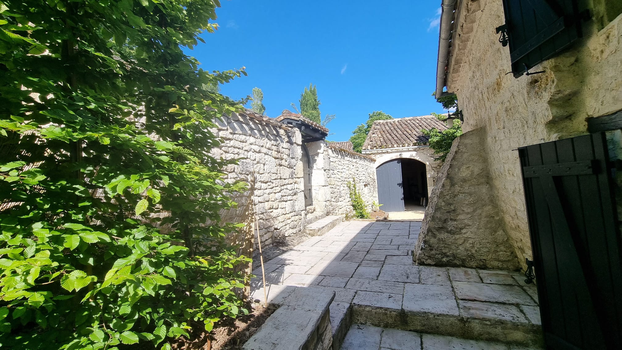 Charmante maison du Quercy nichée dans un joli hameau avec près de 15 ha de terrain