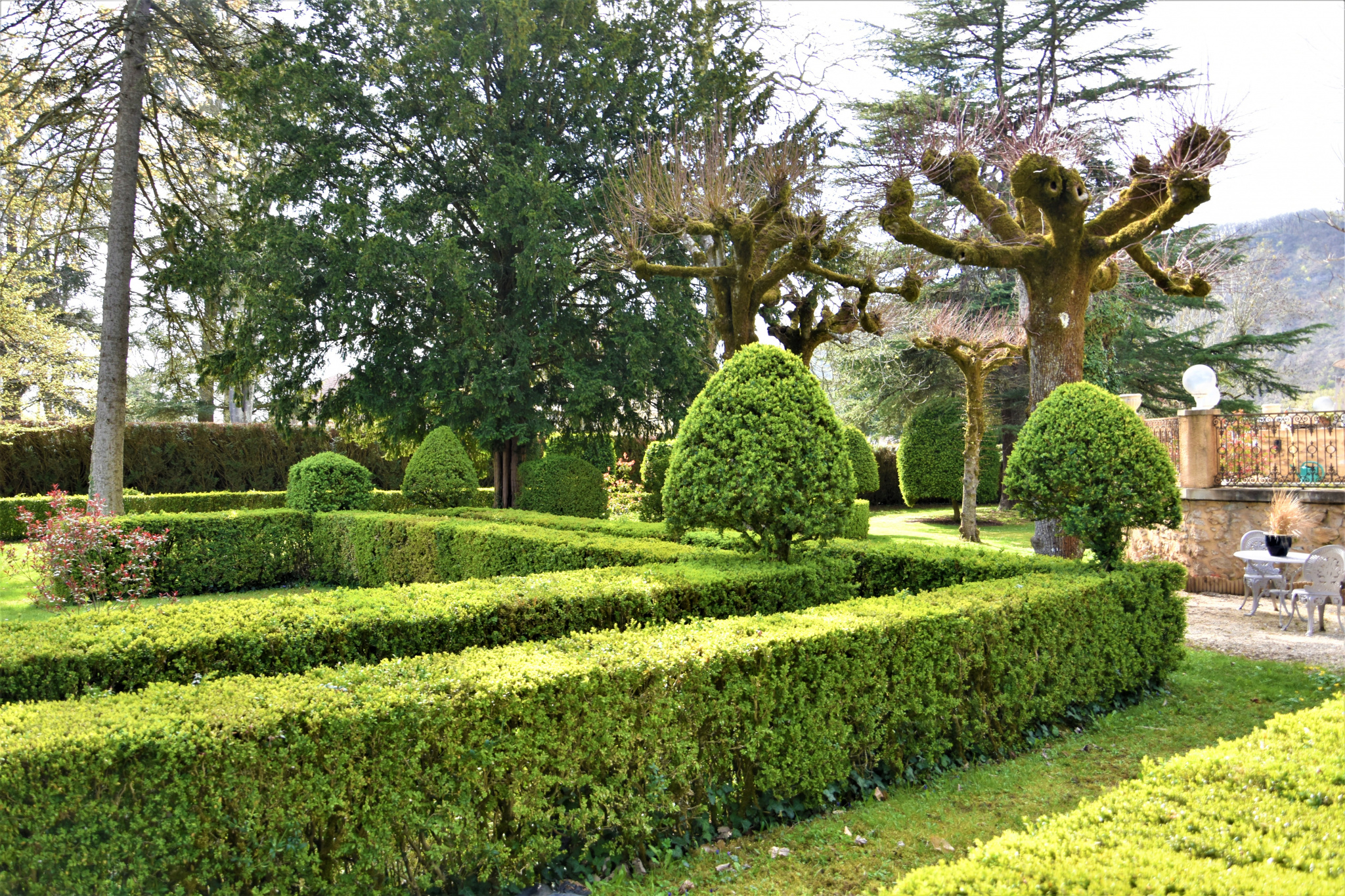 Très belle maison en pierre et son jardin à la Française.