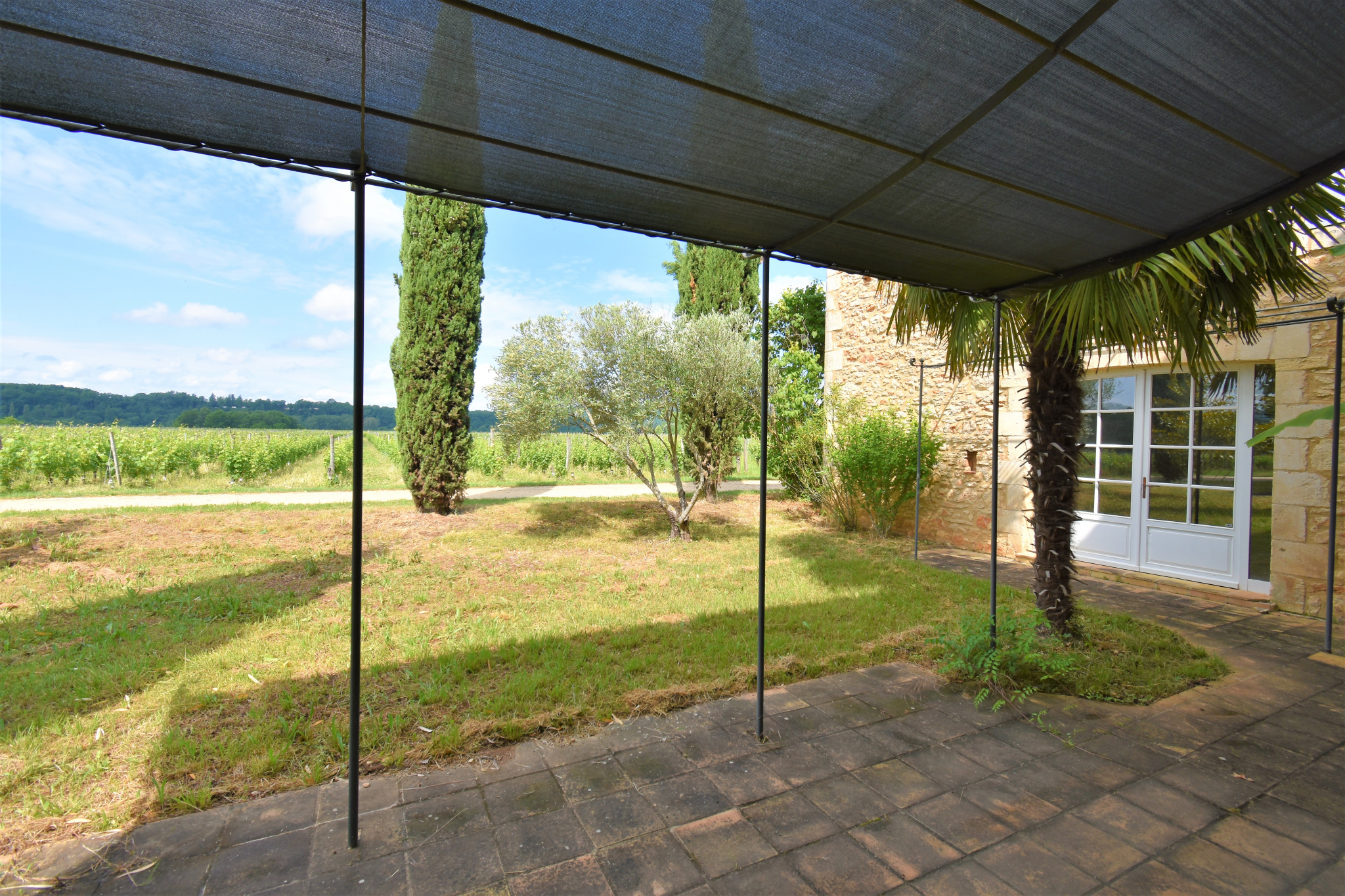 Magnifique maison de vigneron, son chai et son vignoble renommés.