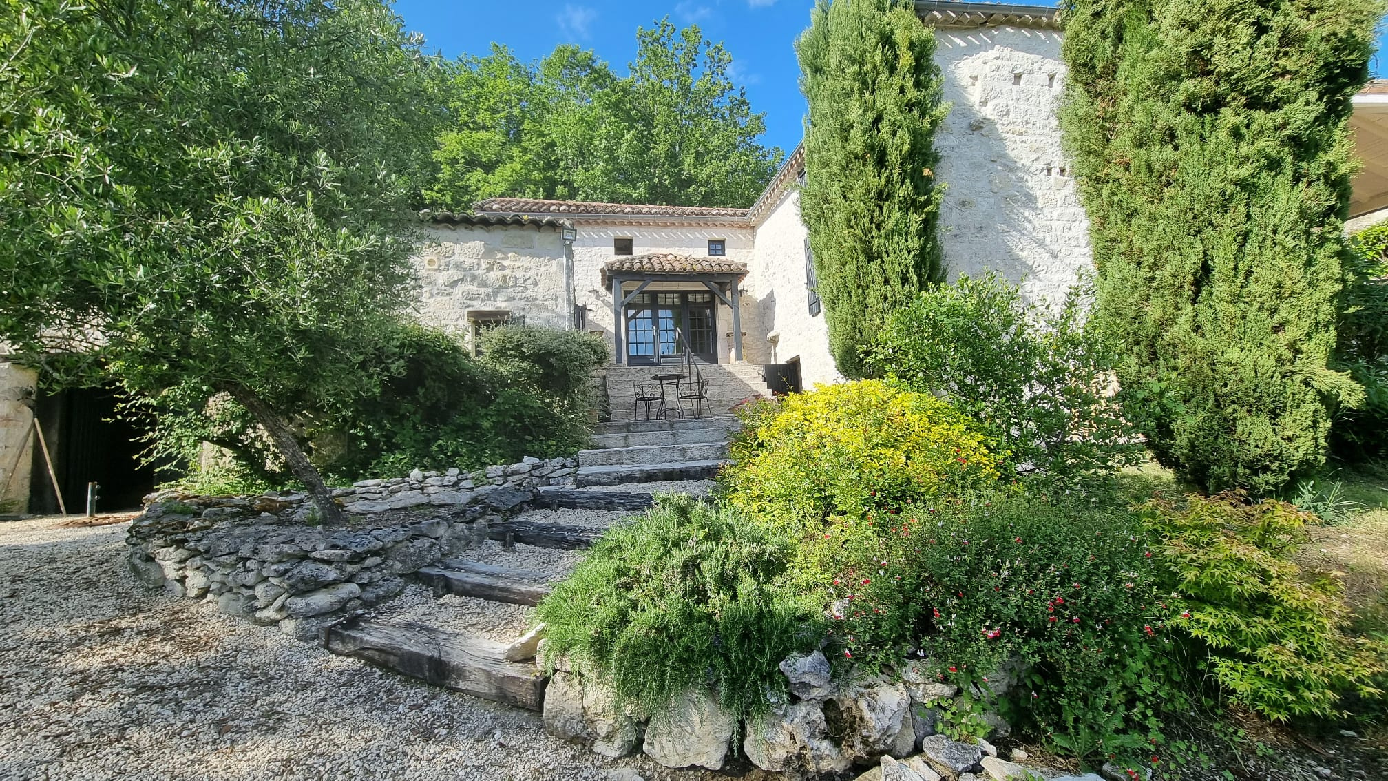 Charmante maison du Quercy nichée dans un joli hameau avec près de 15 ha de terrain