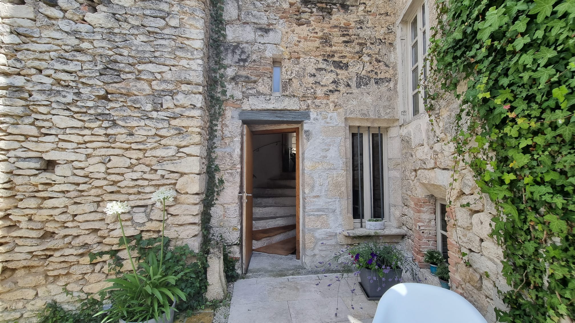 Magnifique Propriété  au Cœur d'un  village emblématique et d’histoire dans le Quercy Blanc