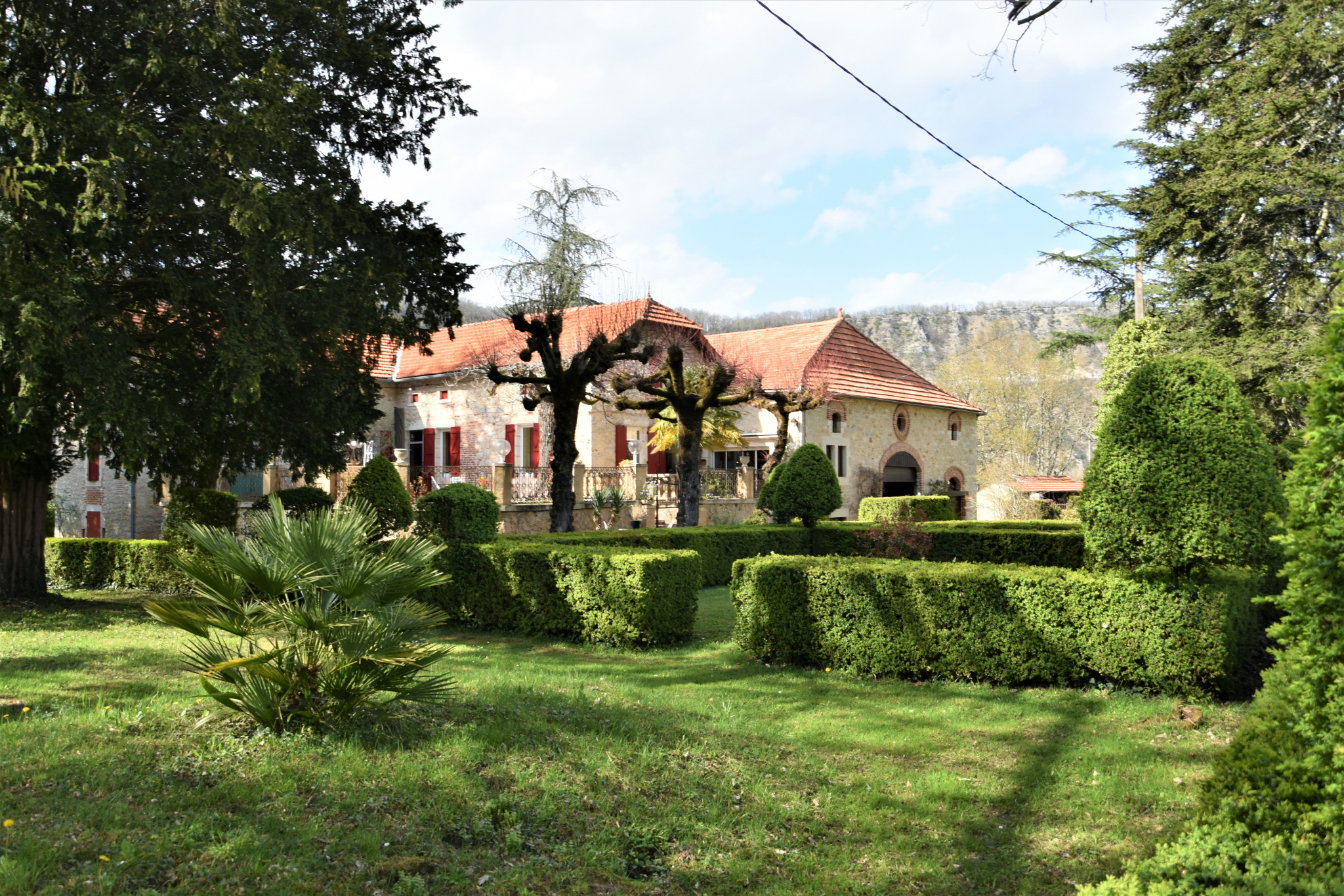 Très belle maison en pierre et son jardin à la Française.