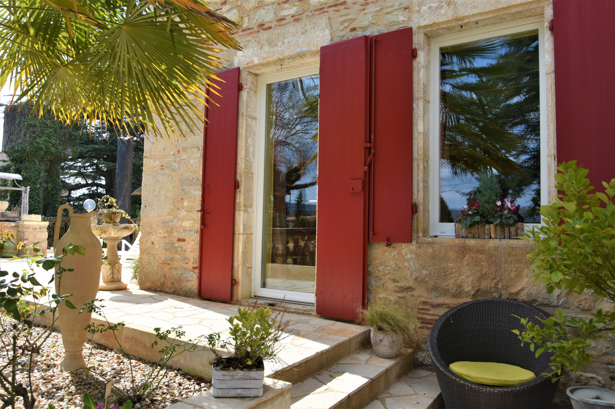 Très belle maison en pierre et son jardin à la Française.