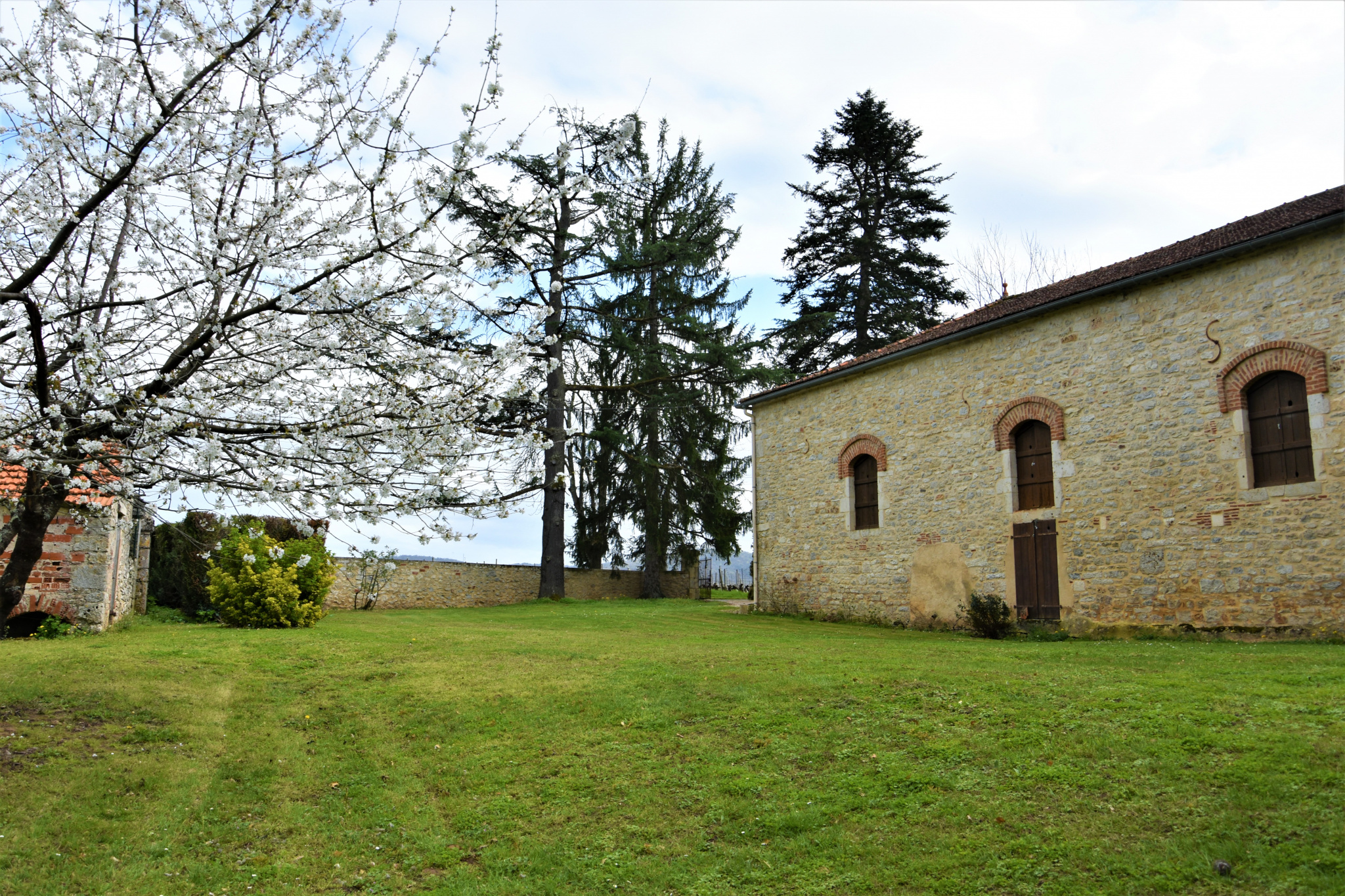 Très belle maison en pierre et son jardin à la Française.