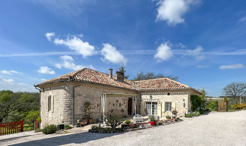 Charmante propriété remplie d'histoire sur les hauteurs  d'un hameau du Quercy