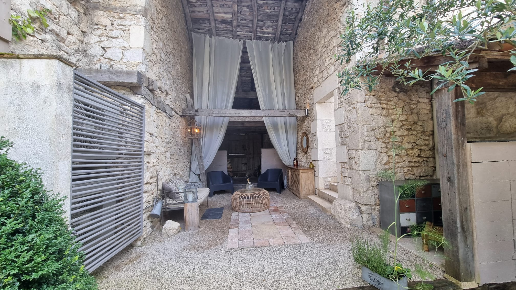 Magnifique Propriété  au Cœur d'un  village emblématique et d’histoire dans le Quercy Blanc