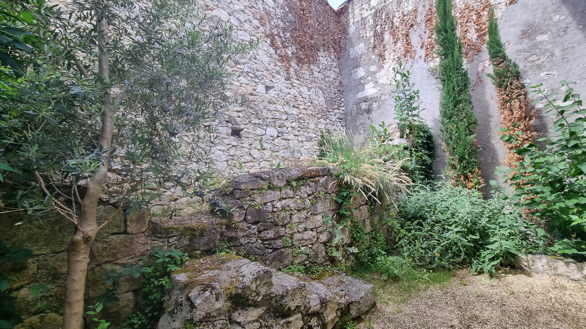 Magnifique Propriété  au Cœur d'un  village emblématique et d’histoire dans le Quercy Blanc