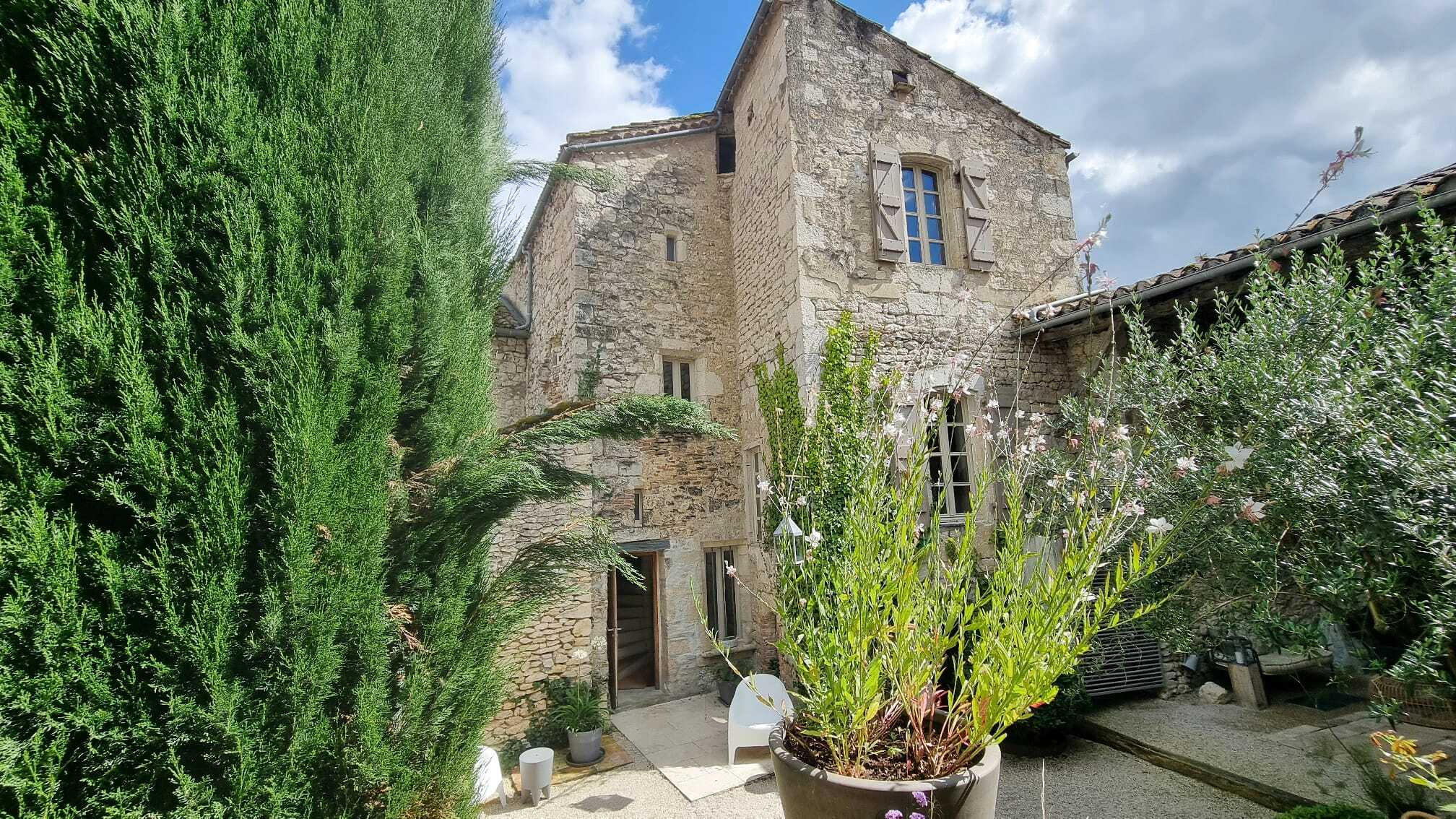 Magnifique Propriété  au Cœur d'un  village emblématique et d’histoire dans le Quercy Blanc