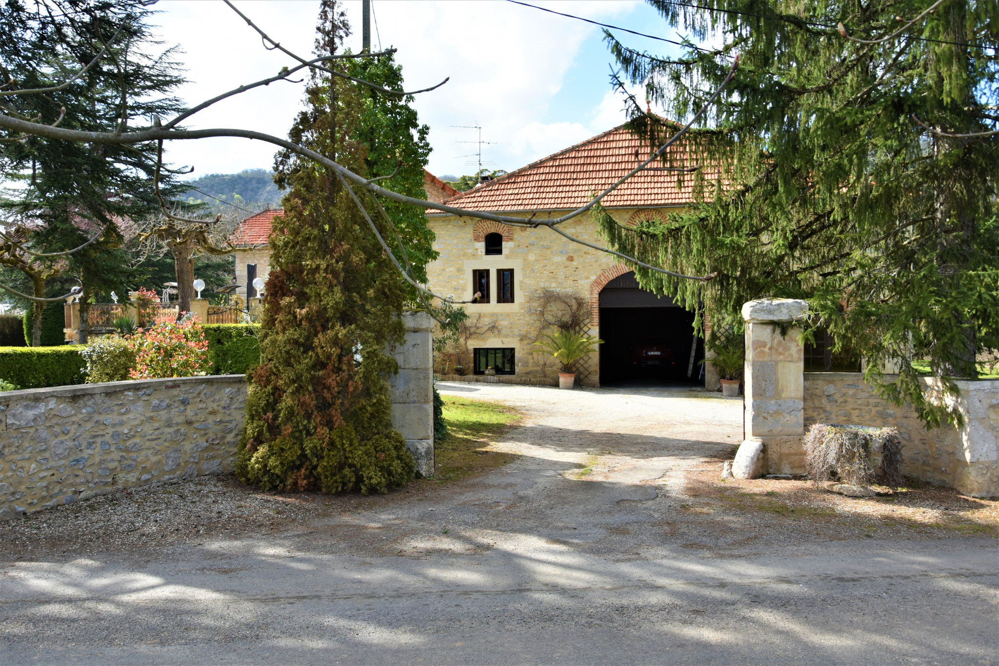 Très belle maison en pierre et son jardin à la Française.