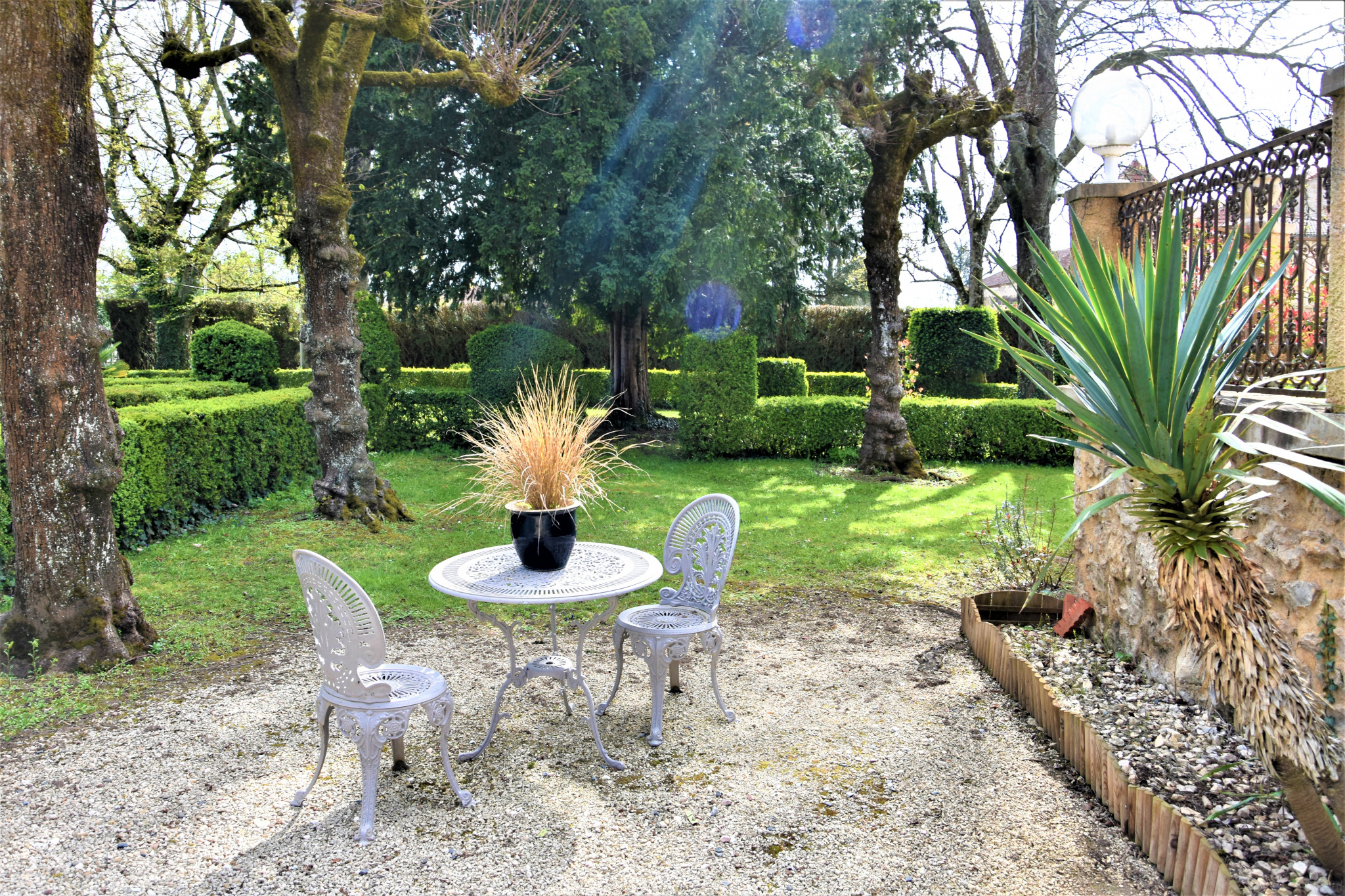 Très belle maison en pierre et son jardin à la Française.