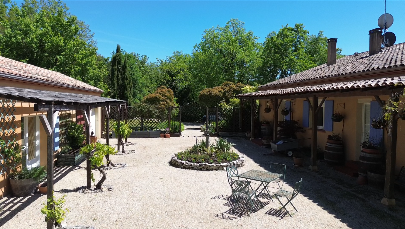 Jolie propriété contemporaine : le calme, la forêt et les performances.