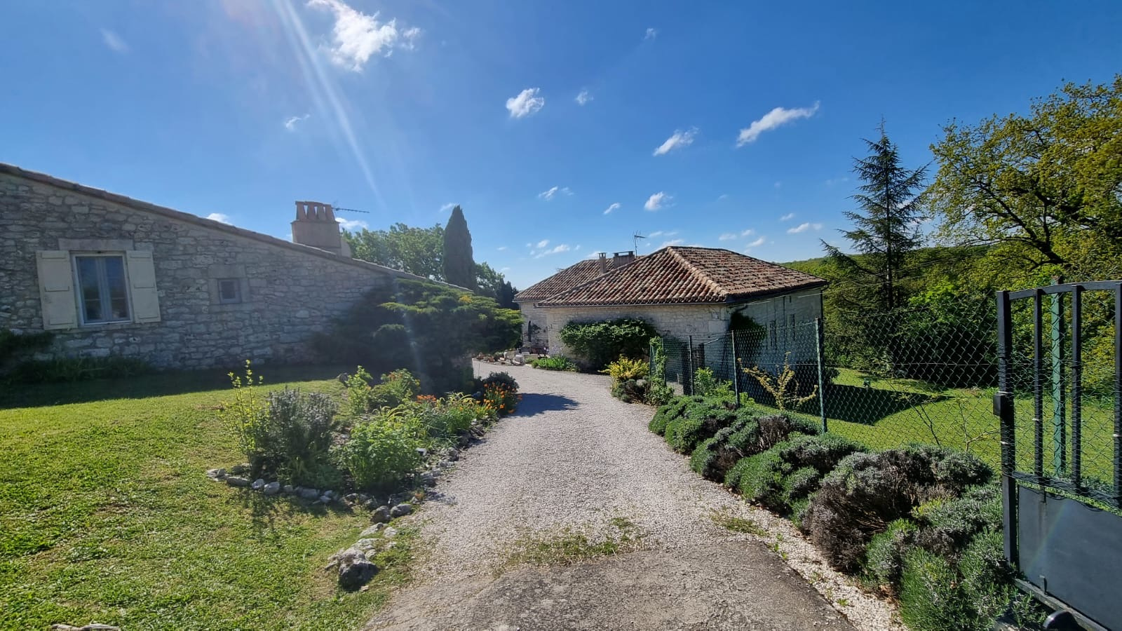 Charmante propriété remplie d'histoire sur les hauteurs  d'un hameau du Quercy