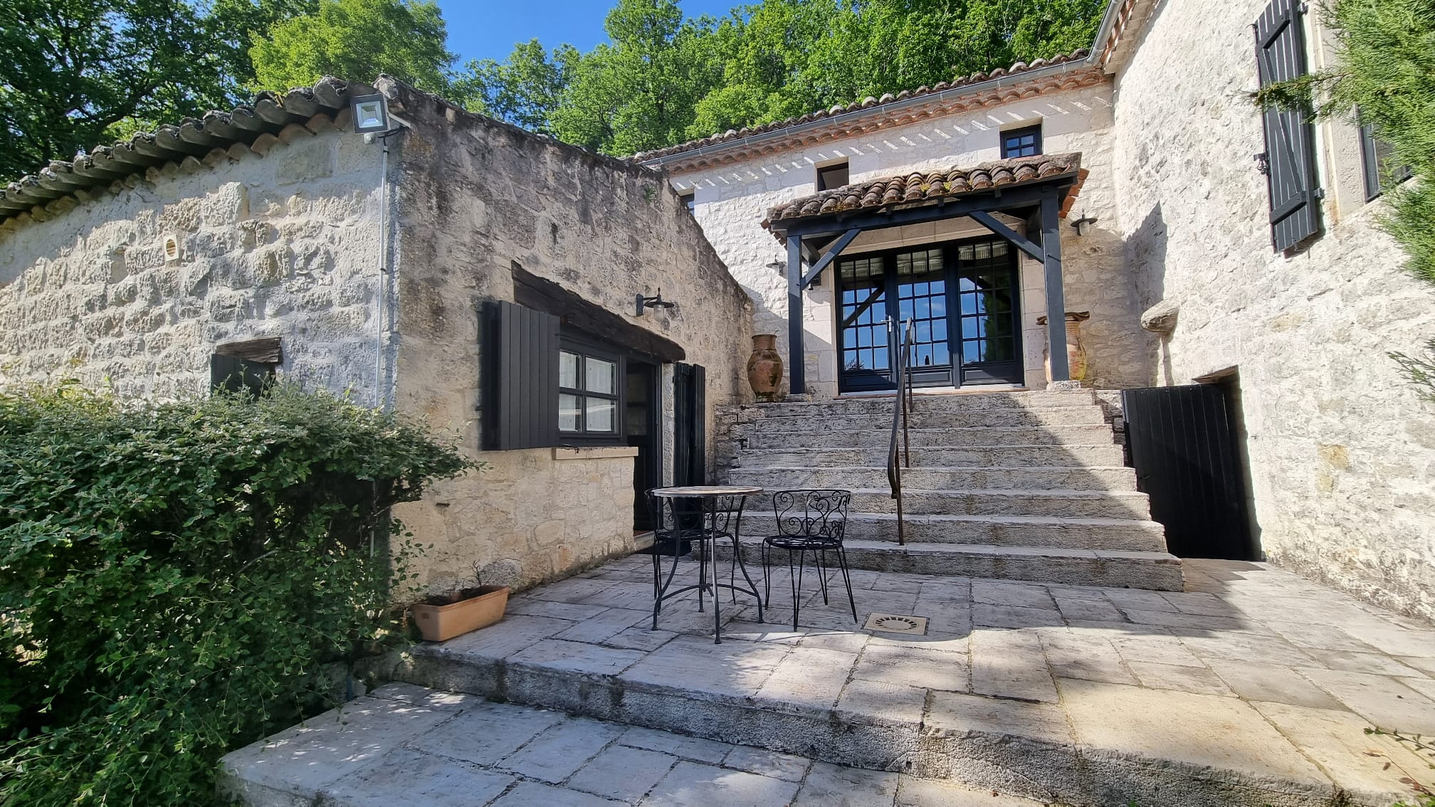 Charmante maison du Quercy nichée dans un joli hameau avec près de 15 ha de terrain