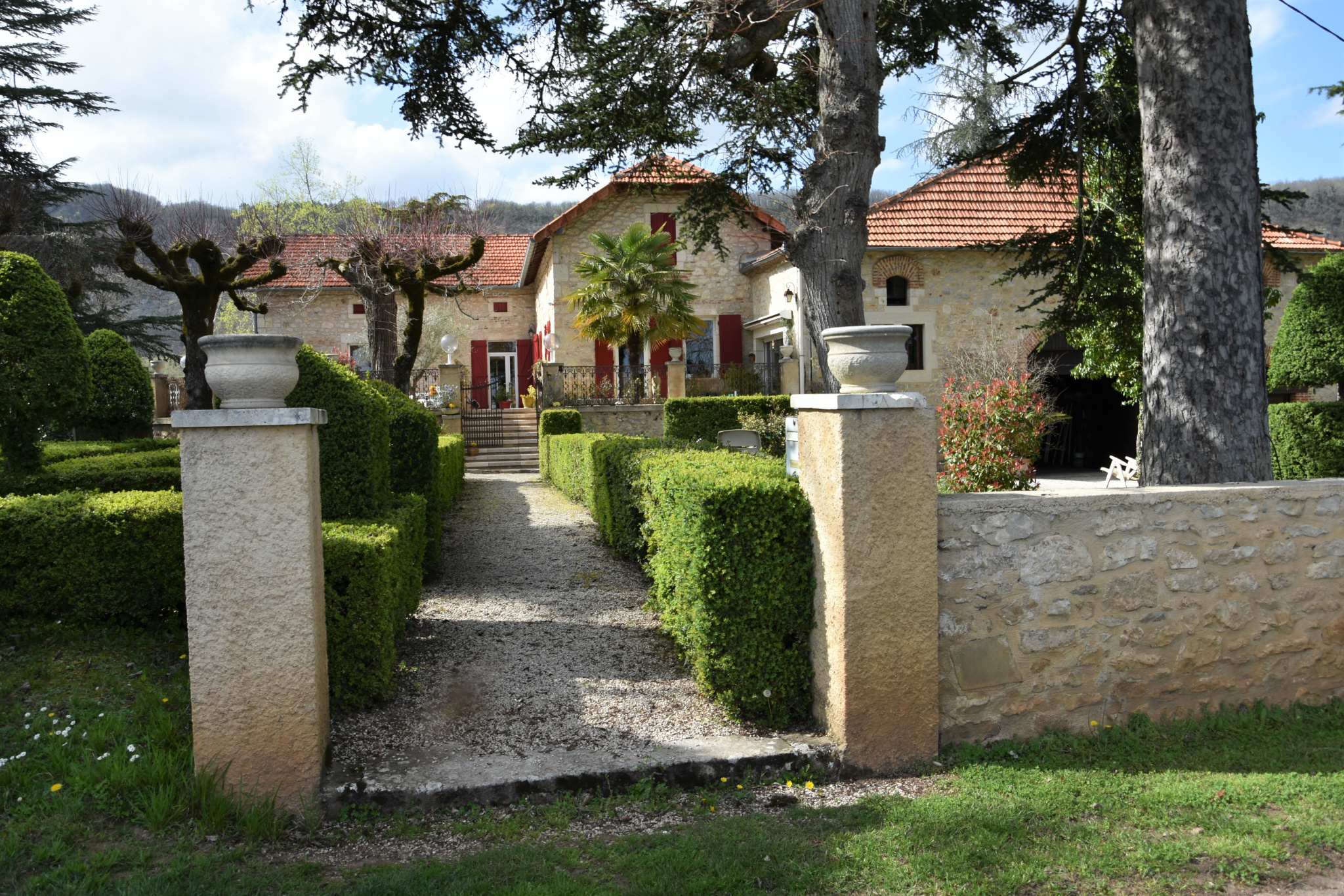 Très belle maison en pierre et son jardin à la Française.