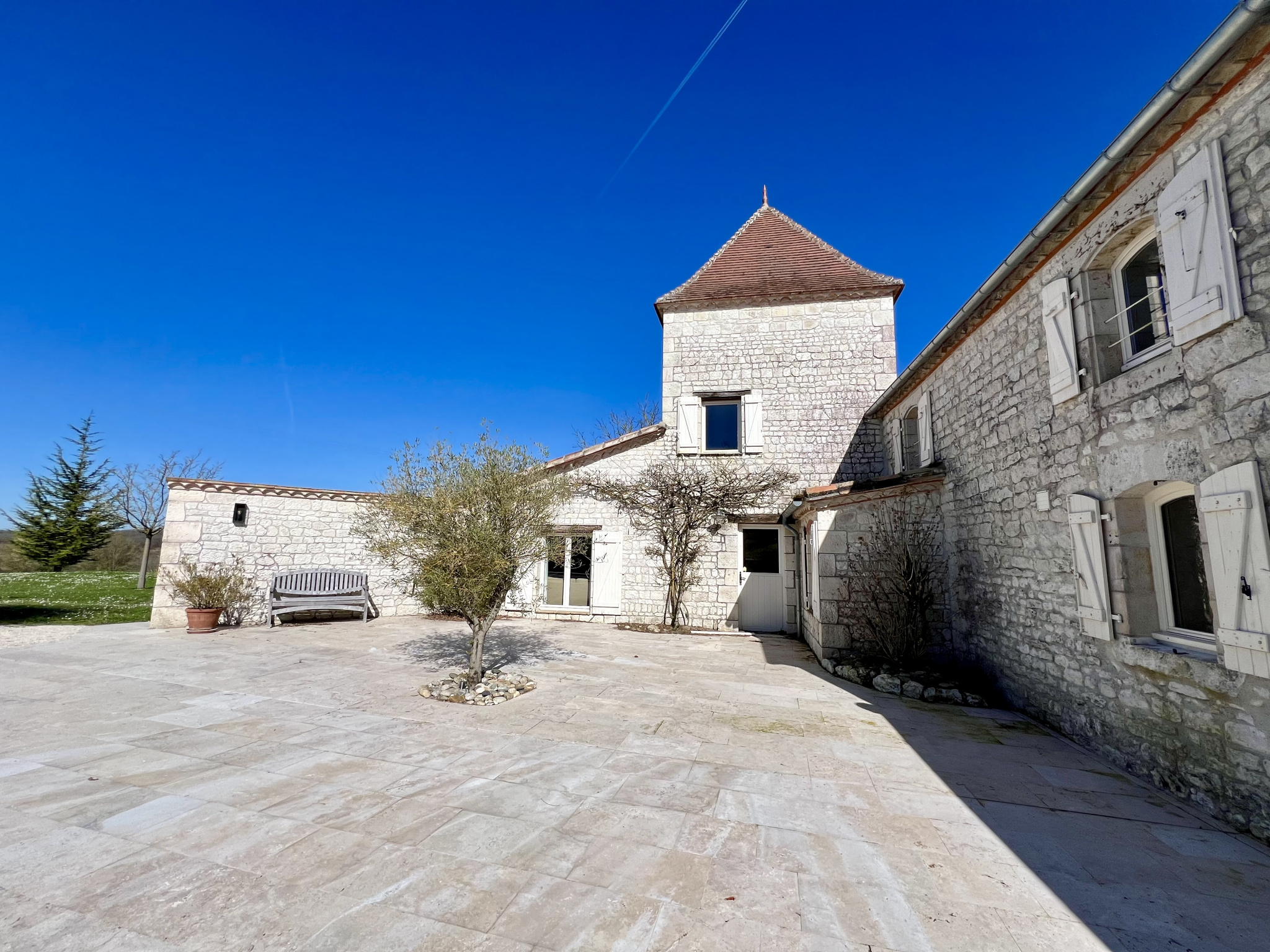 Superbe maison en pierre dans le Quercy à proximité d'un hameau