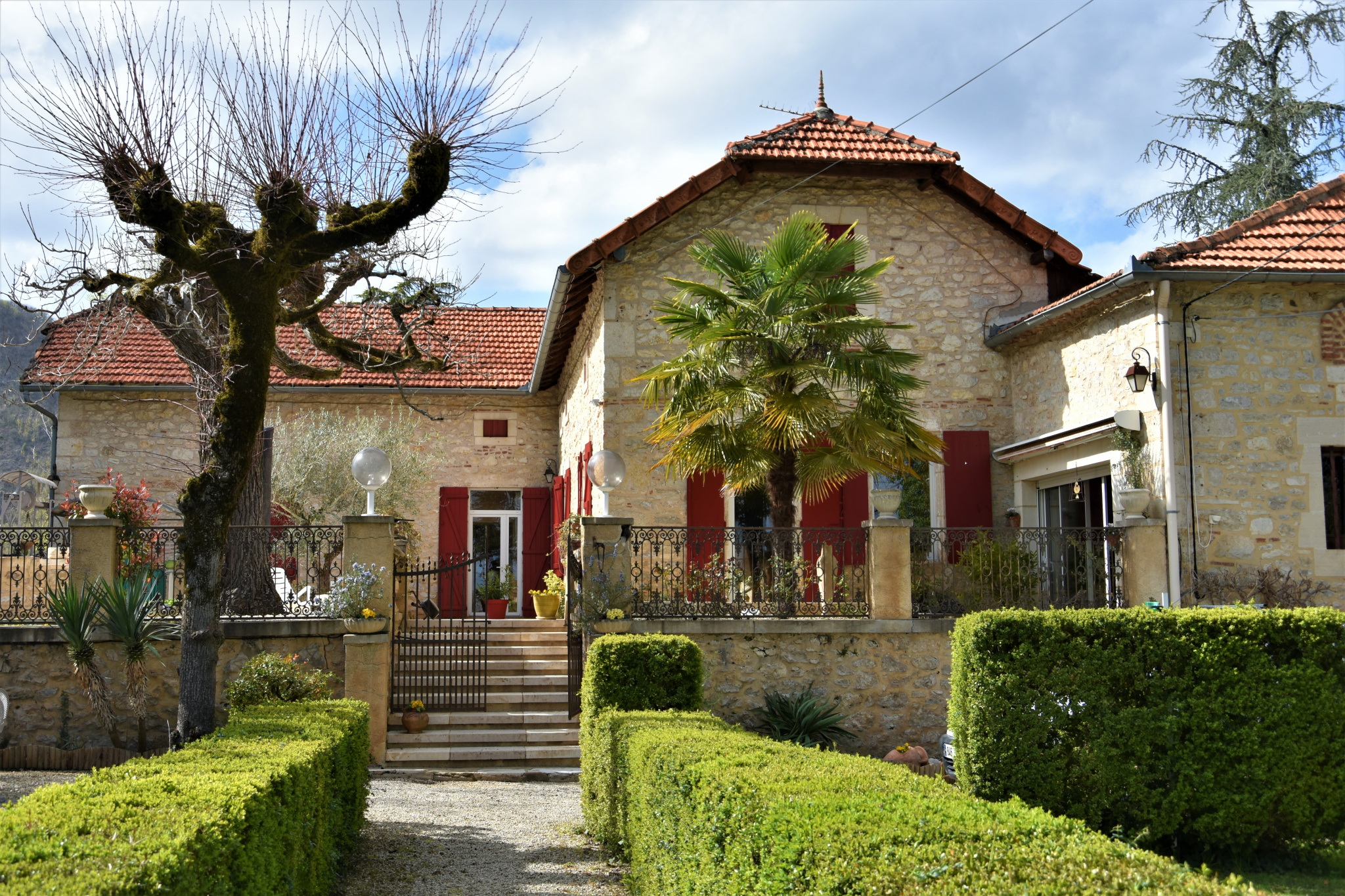 Très belle maison en pierre et son jardin à la Française.