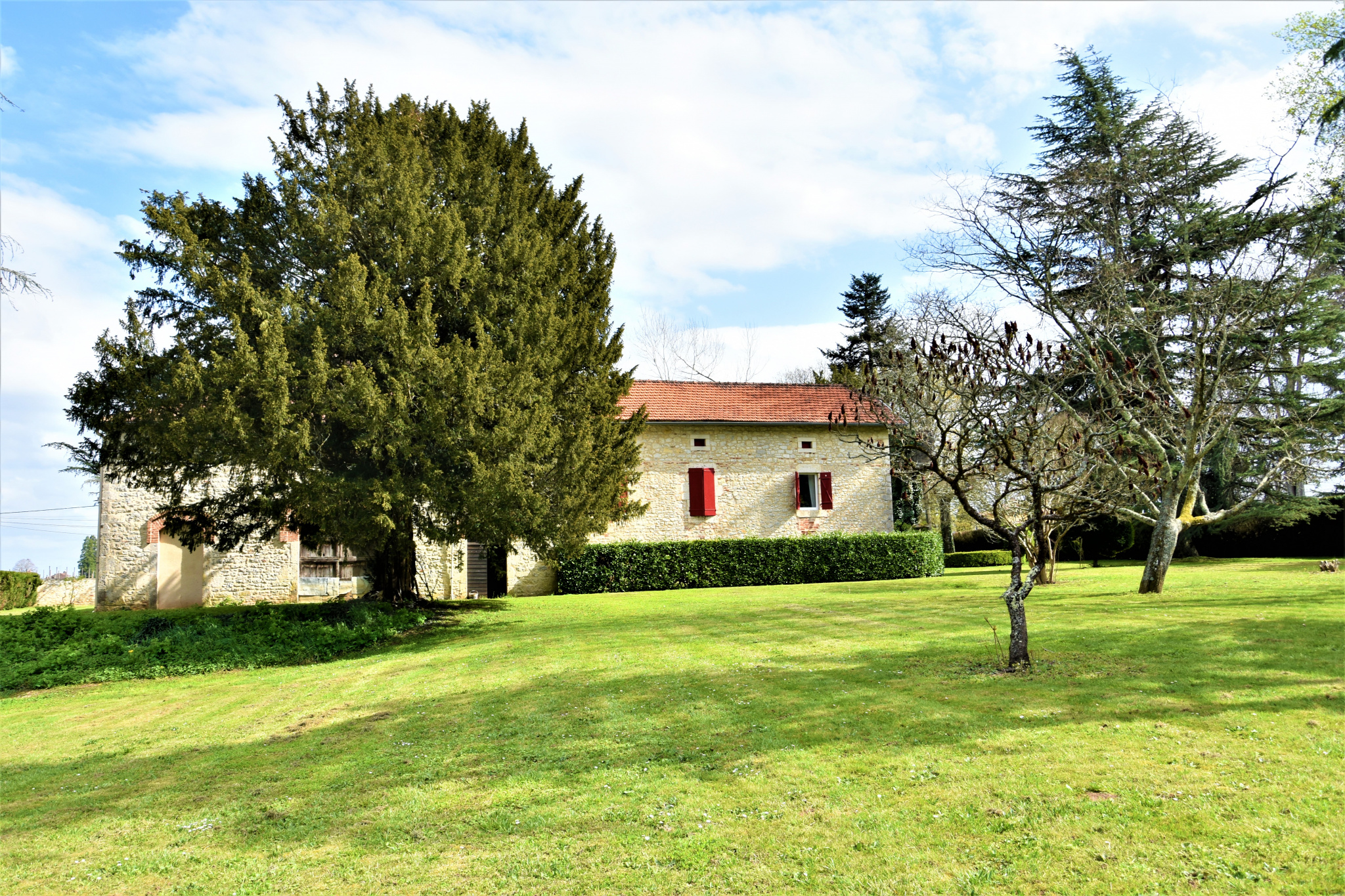 Très belle maison en pierre et son jardin à la Française.