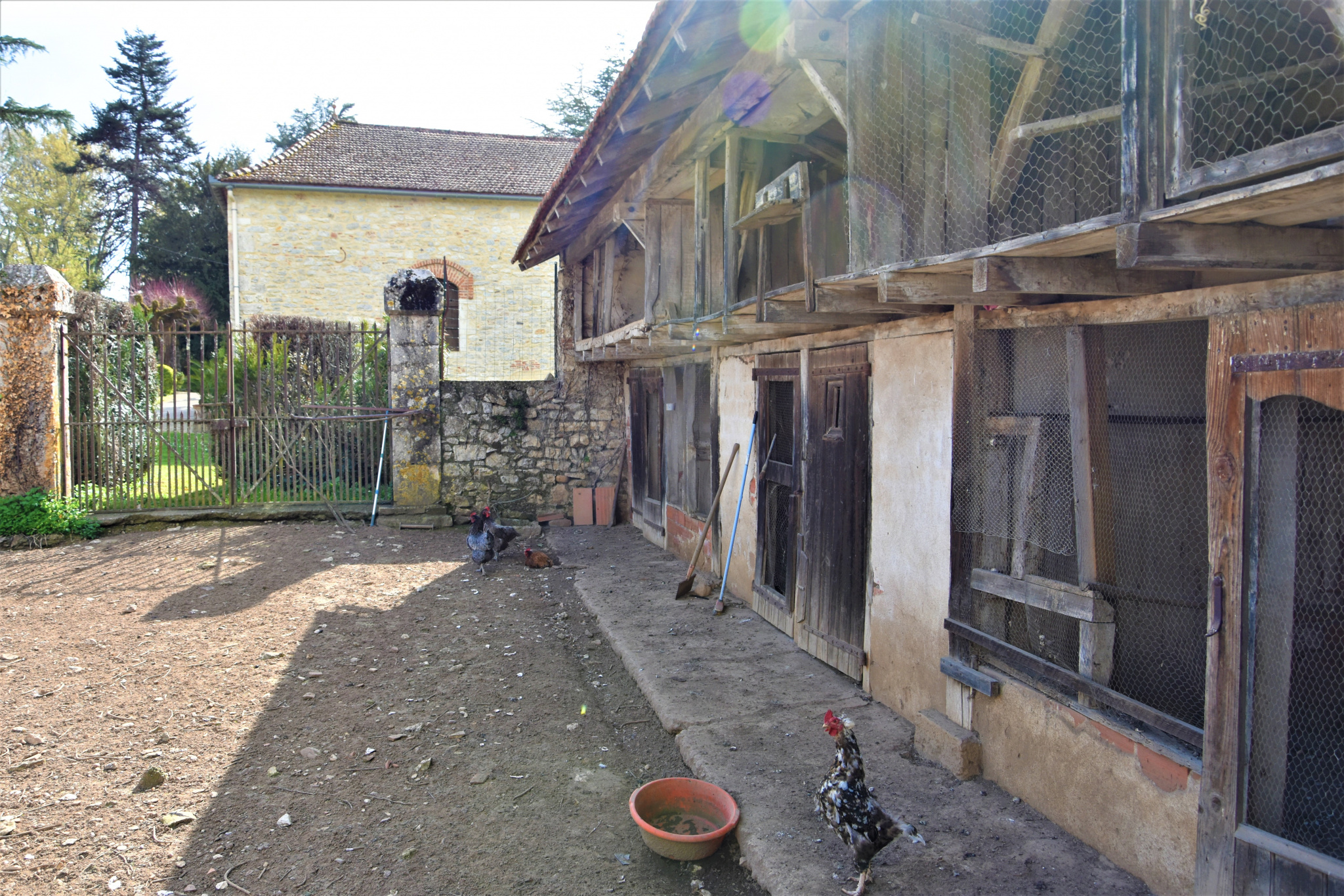 Très belle maison en pierre et son jardin à la Française.