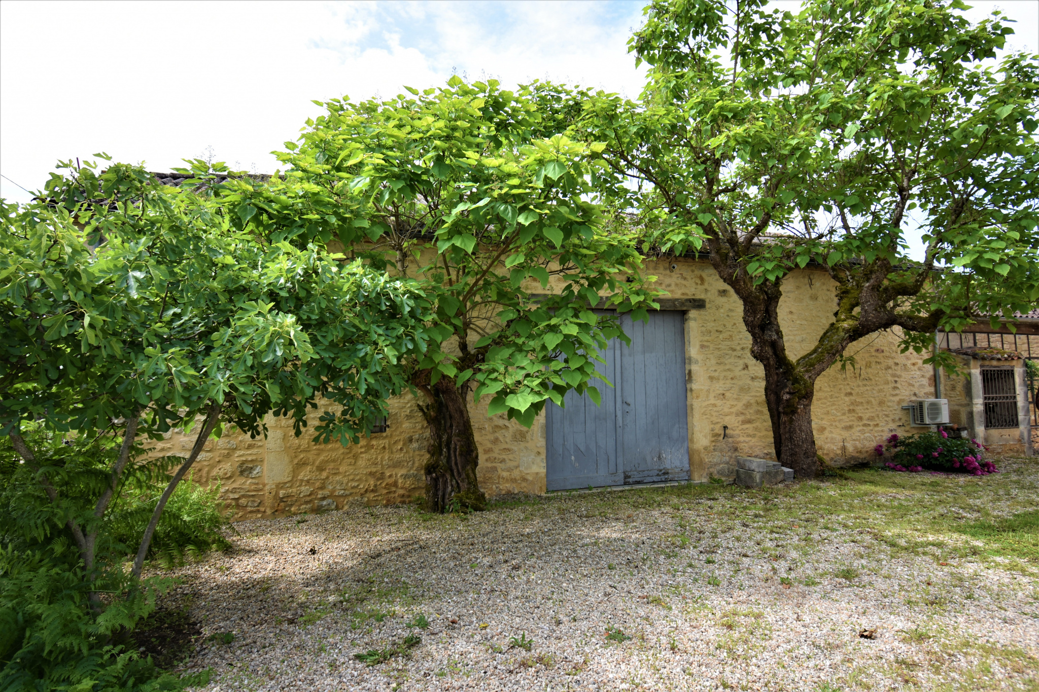 Magnifique maison de vigneron, son chai et son vignoble renommés.