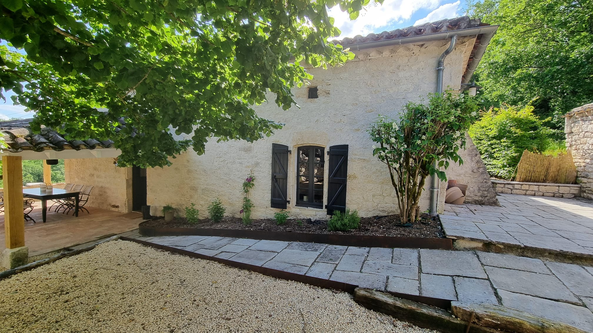 Charmante maison du Quercy nichée dans un joli hameau avec près de 15 ha de terrain