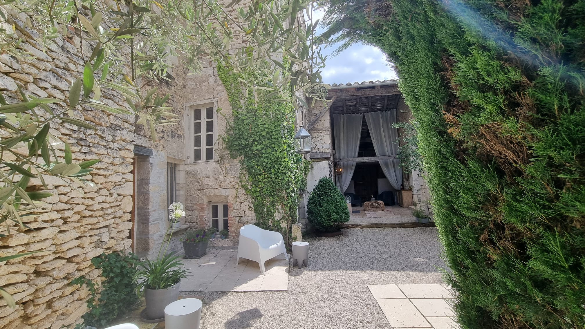 Magnifique Propriété  au Cœur d'un  village emblématique et d’histoire dans le Quercy Blanc