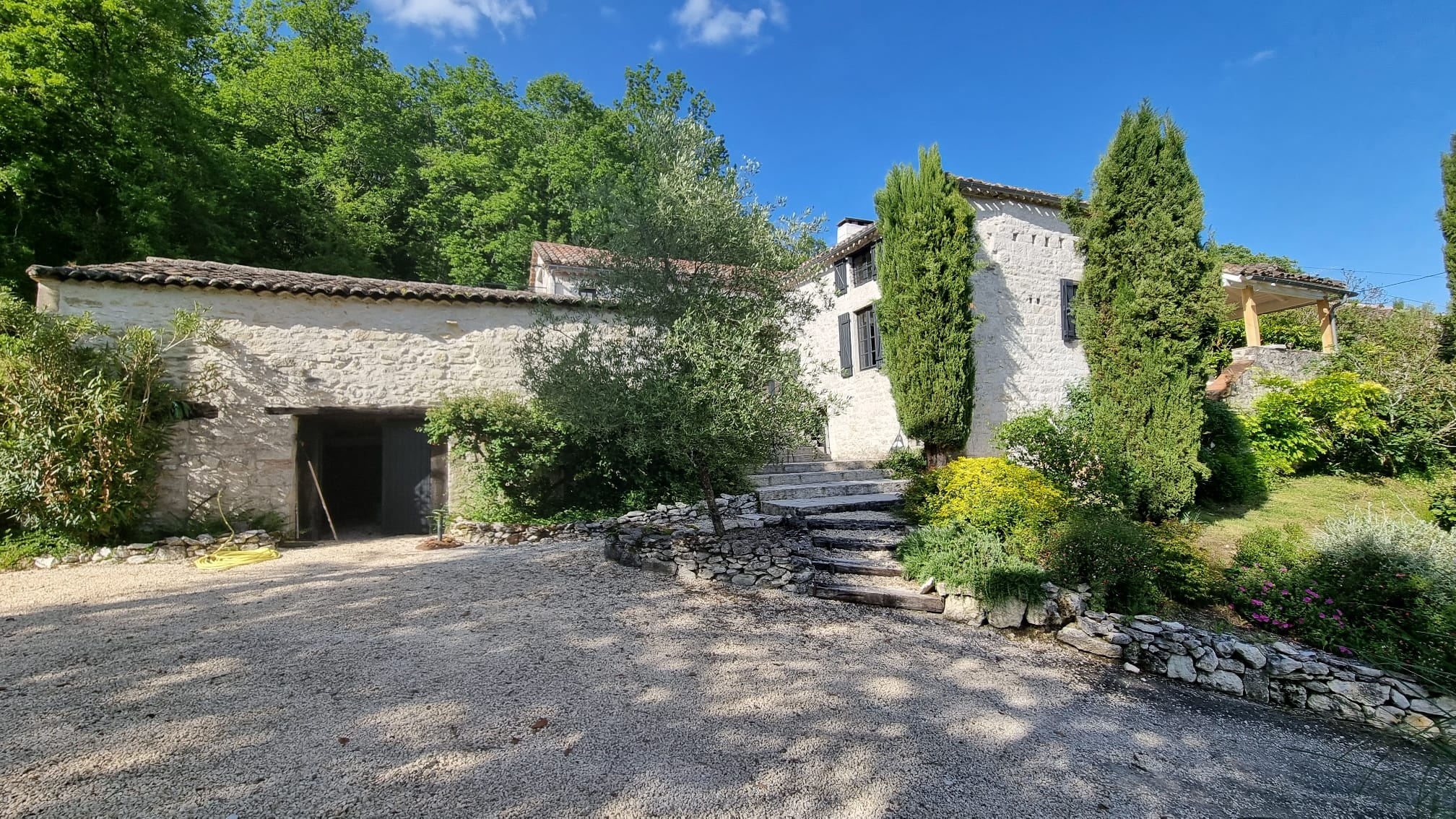 Charmante maison du Quercy nichée dans un joli hameau avec près de 15 ha de terrain