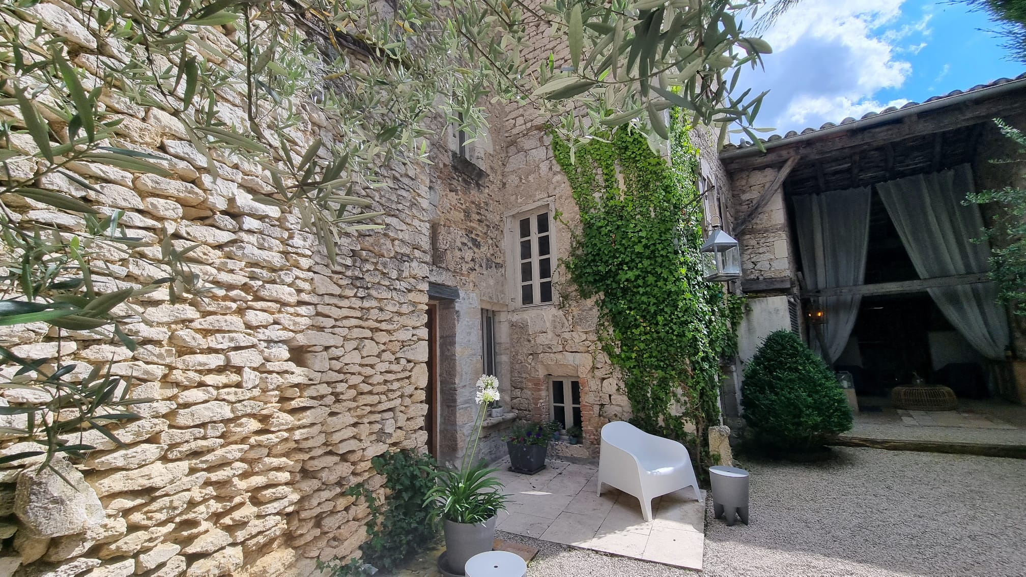 Magnifique Propriété  au Cœur d'un  village emblématique et d’histoire dans le Quercy Blanc