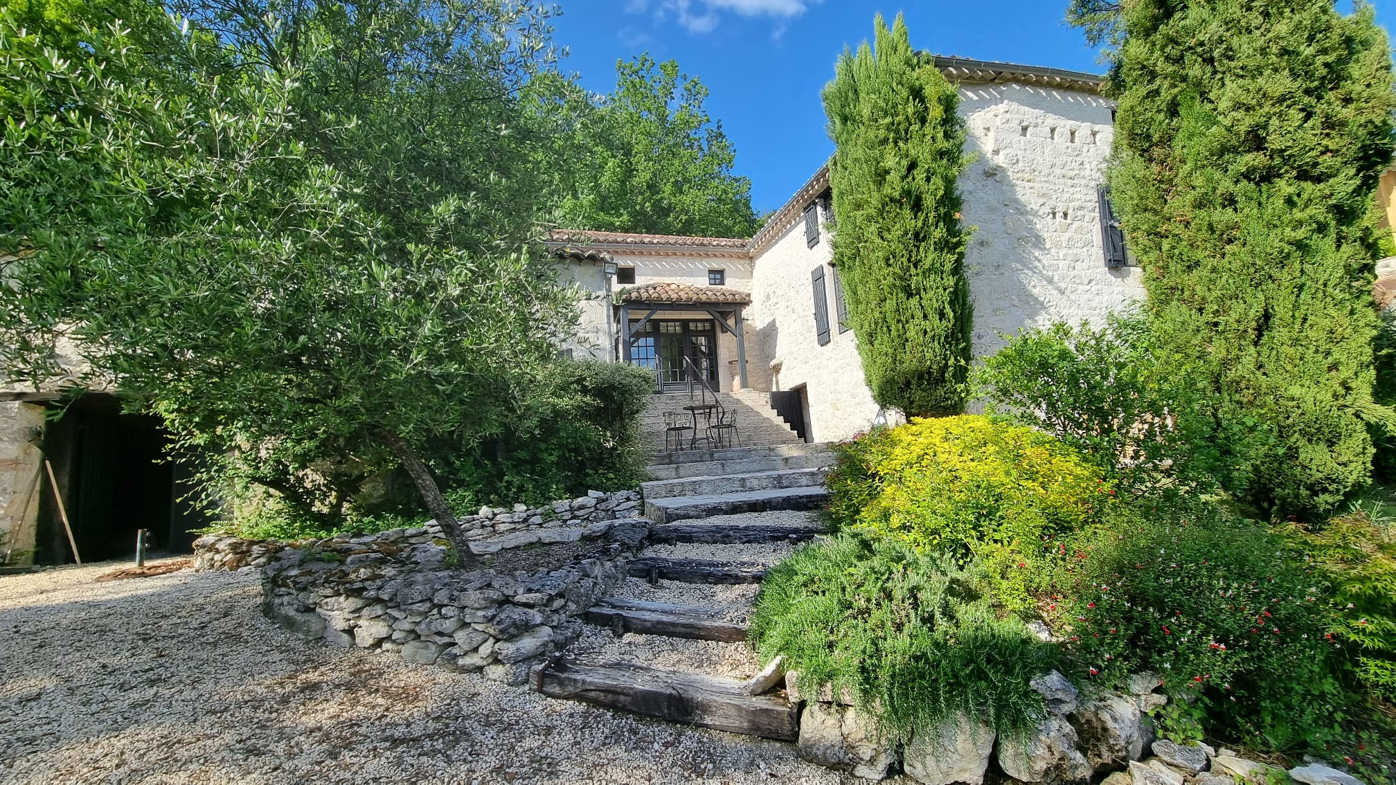 Charmante maison du Quercy nichée dans un joli hameau avec près de 15 ha de terrain