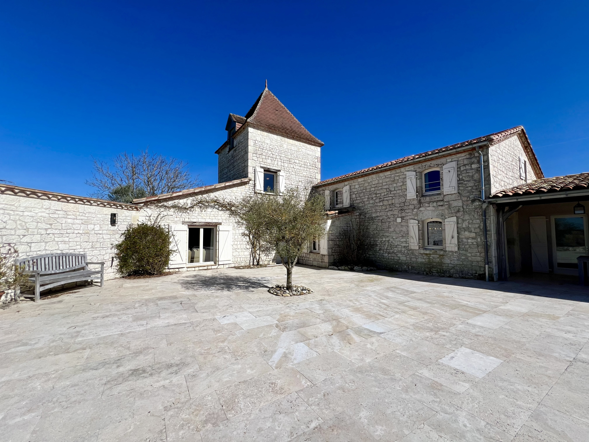 Superbe maison en pierre dans le Quercy à proximité d'un hameau