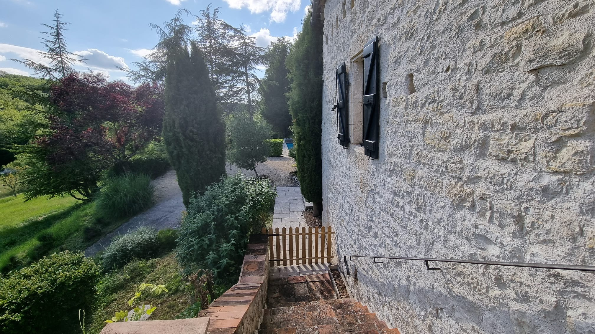 Charmante maison du Quercy nichée dans un joli hameau avec près de 15 ha de terrain