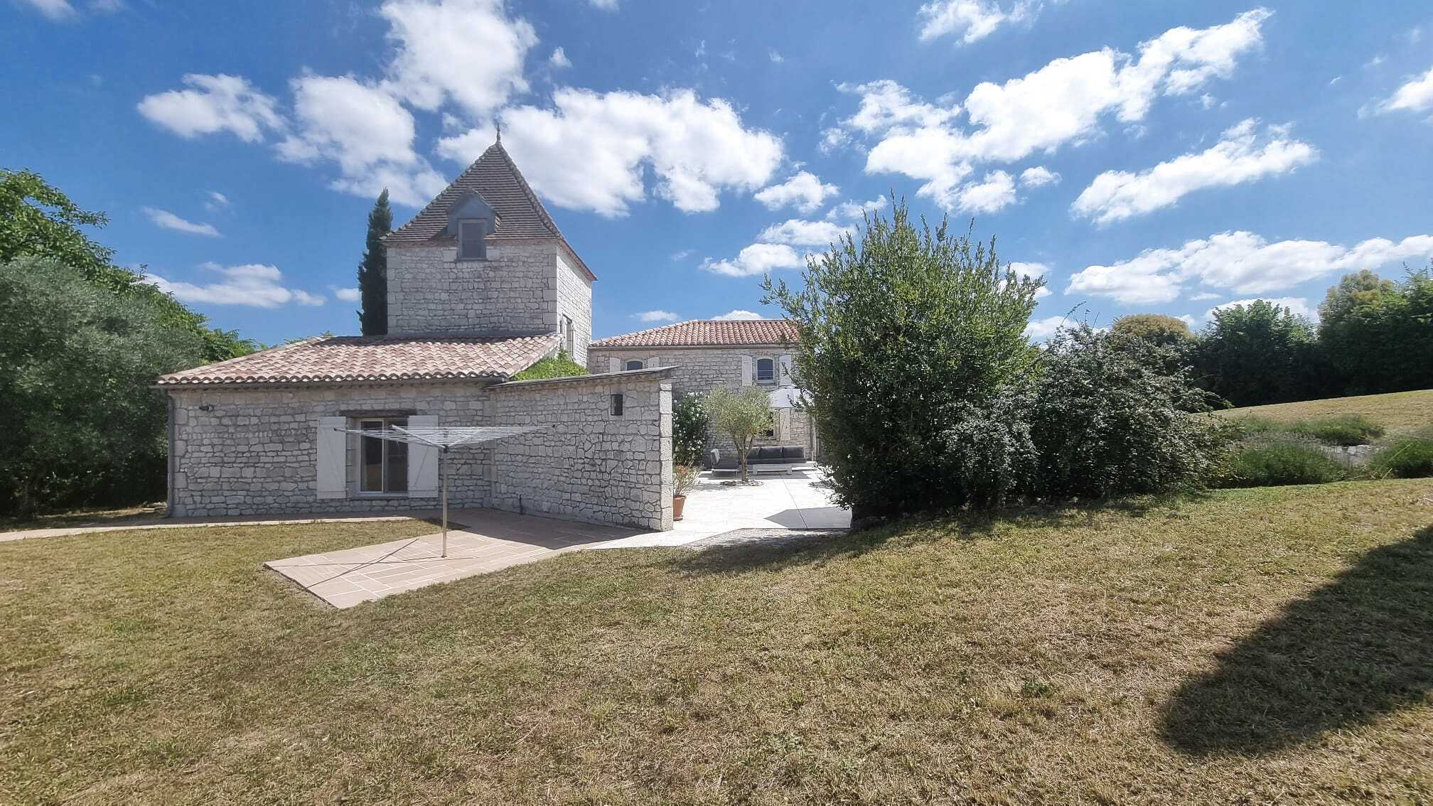 Superbe maison en pierre dans le Quercy à proximité d'un hameau