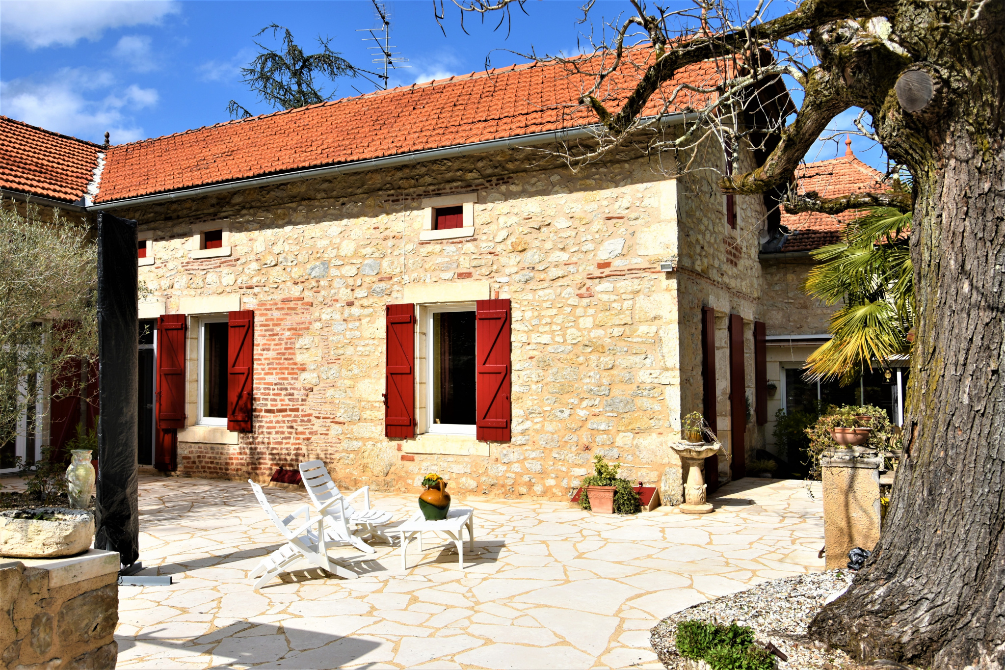 Très belle maison en pierre et son jardin à la Française.