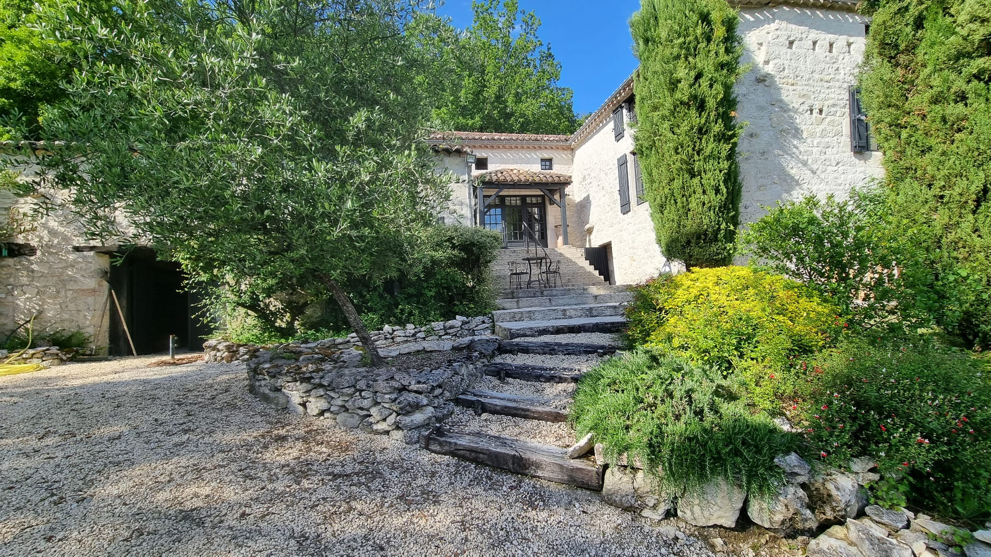 Charmante maison du Quercy nichée dans un joli hameau avec près de 15 ha de terrain