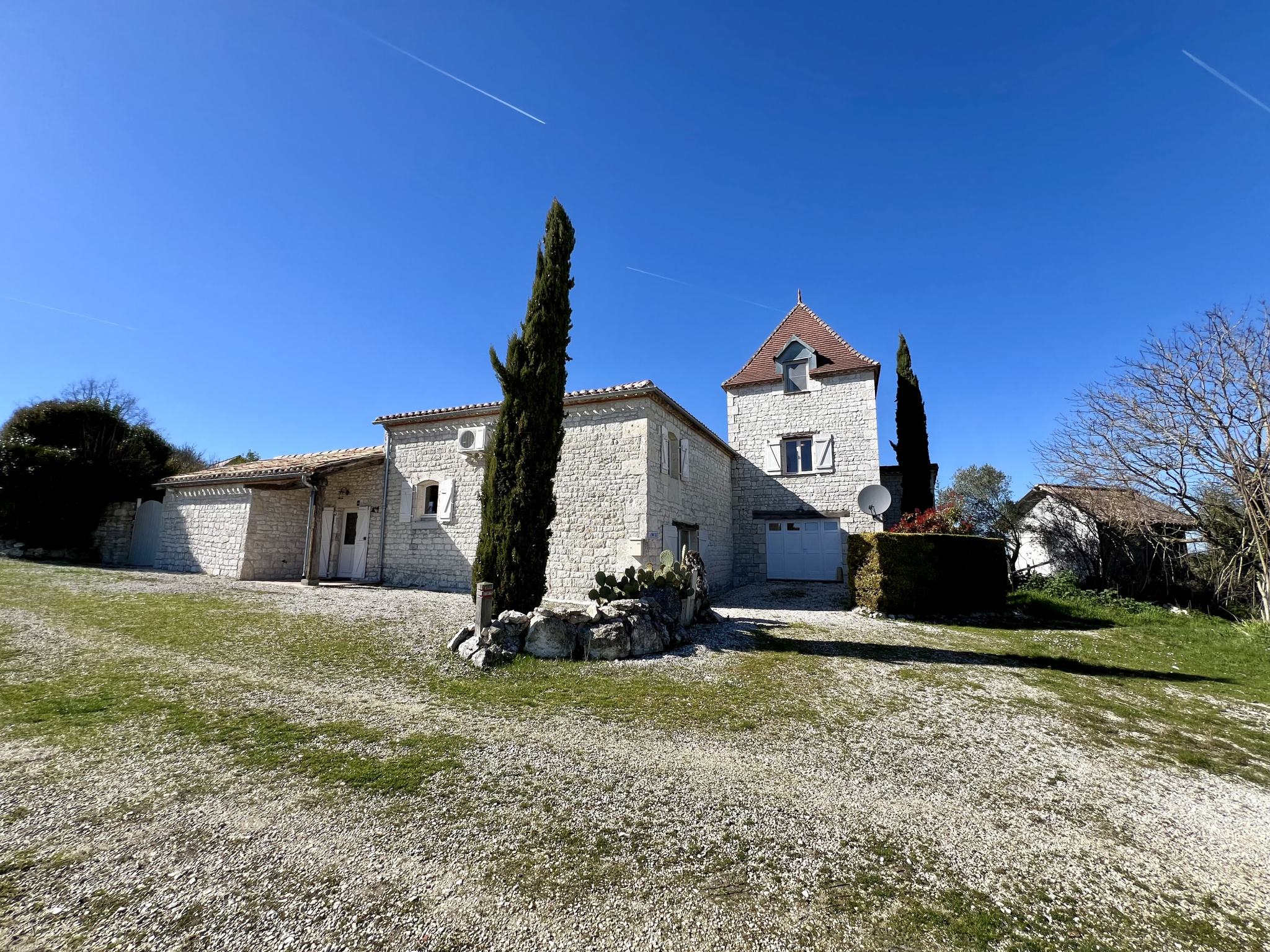 Superbe maison en pierre dans le Quercy à proximité d'un hameau